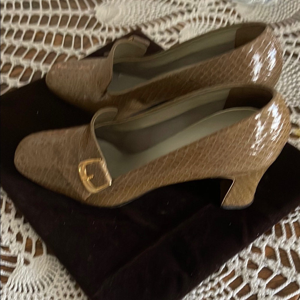 Quialicraft size 8 1/2  tan